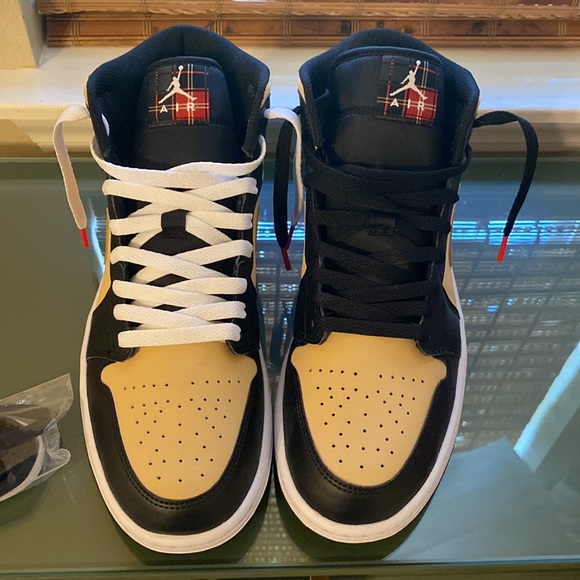 COPY - Air Jordan 1 Mid SE "Tartan Swoosh" sneakers New in Box - Picture 5 of 13